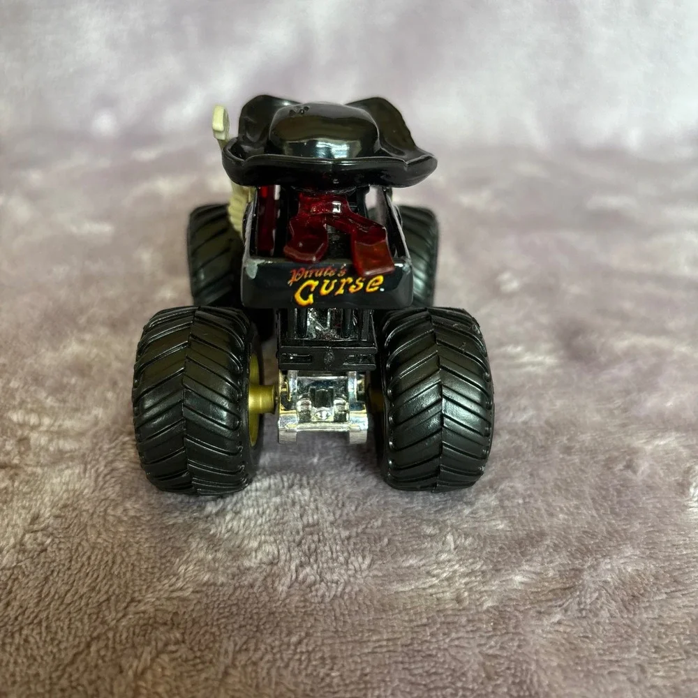 Hot Wheels Monster Jam Pirates Curse Diecast Monster Truck Black Gold Skull Hat